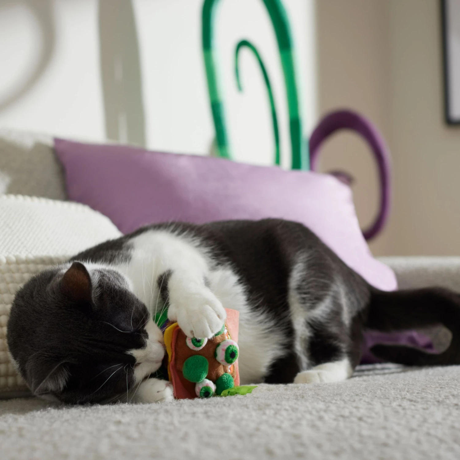 Frisco Haunted Burger Plush Cat Toy With Catnip 5 Frisco Haunted Burger Plush Cat Toy With Catnip - Image 3